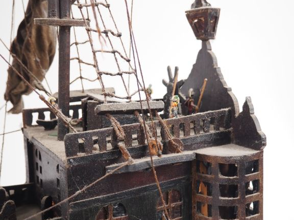 Maquette de goelette espagnole en bois polychrome.  Dim. 80 x 100 cm