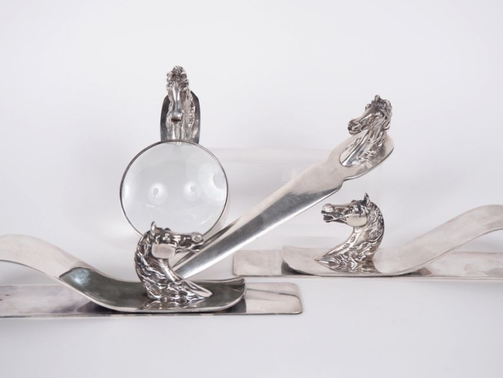 HERMES.  Garniture de bureau en métal argenté à décor de tête de cheva