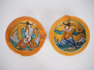 Vente aux enchères Christian DIOR. Paire de cendriers en faience, à décor polychrome de s