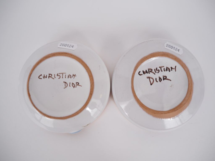 Christian DIOR. Paire de cendriers en faience, à décor polychrome de s