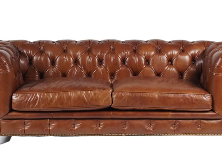 Canapé Chesterfield en cuir basane capitonné, trois places. (très bel 