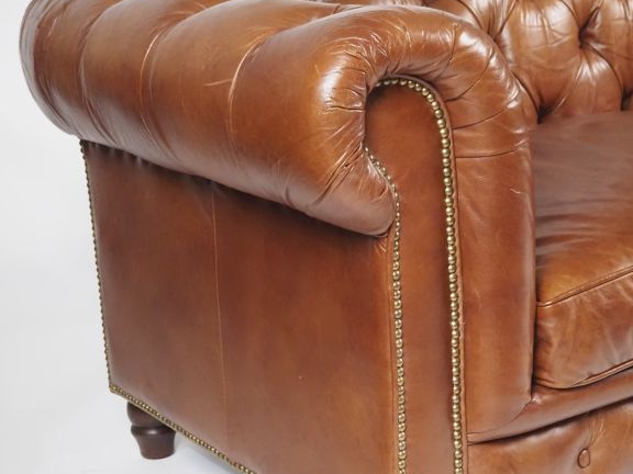 Canapé Chesterfield en cuir basane capitonné, trois places. (très bel 
