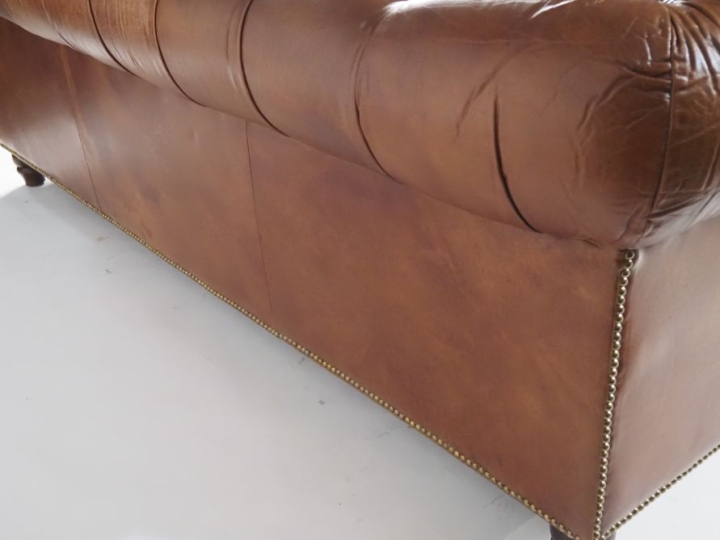 Canapé Chesterfield en cuir basane capitonné, trois places. (très bel 