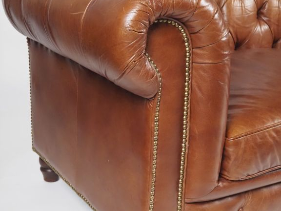 Canapé Chesterfield en cuir basane capitonné, trois places. (très bel 