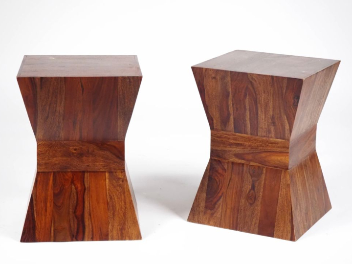 Paire de sellettes ou tabourets en bois, de forme géométrique. Dim. 48