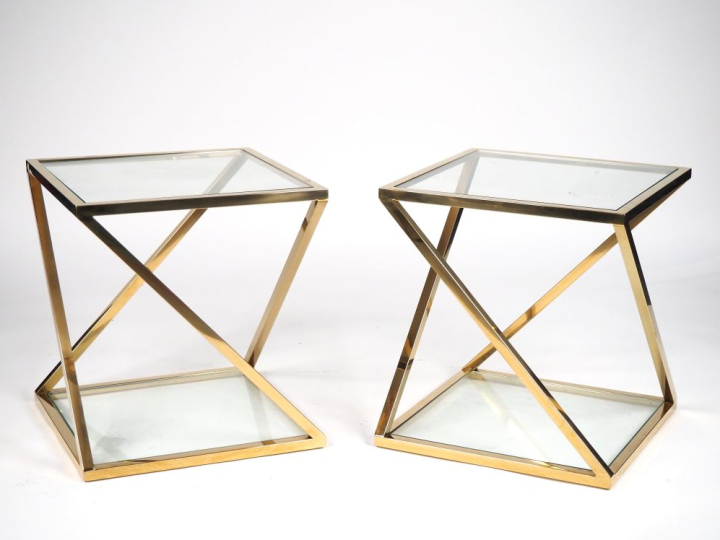 Paire de tables d'appoint modernes en métal doré et verre, à deux plat
