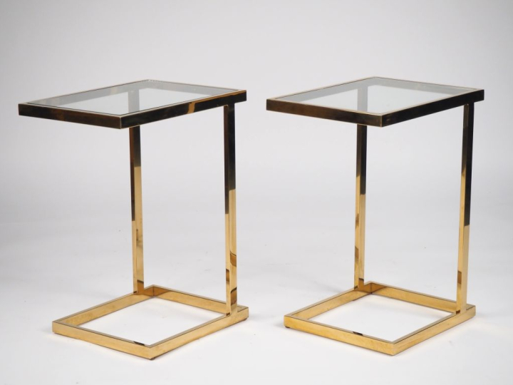 Paire de tables d'appoint modernes en métal doré et verre. Dim. 63 x 4