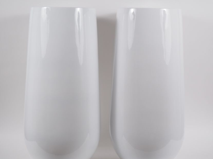Paire de grands vases ovoides en composition laquée blanc.  H. 74,5 cm