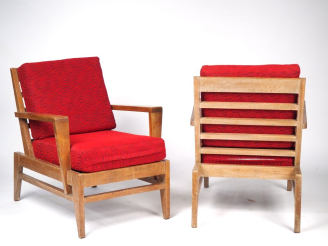 Vente aux enchères René GABRIEL.  Paire de fauteuils bas en chêne modèle crée en 1946, ga