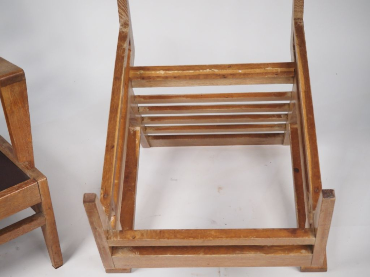 René GABRIEL.  Paire de fauteuils bas en chêne modèle crée en 1946, ga
