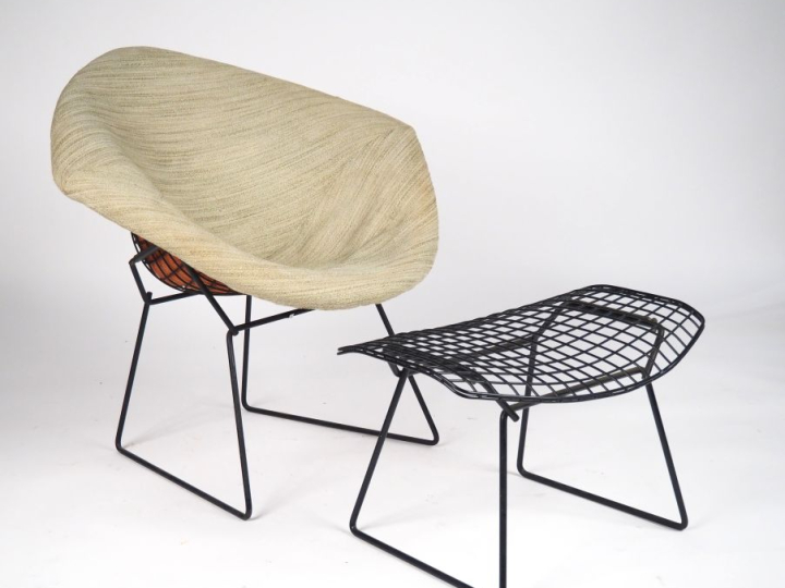 Harry BERTOIA.  "Diamond Chair" en métal laqué noir, garniture de tiss