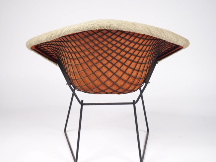 Harry BERTOIA.  "Diamond Chair" en métal laqué noir, garniture de tiss
