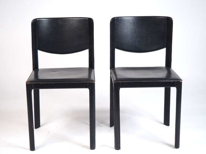MATTEO GRASSI.  8 chaises en cuir noir. Signées. (accidents)