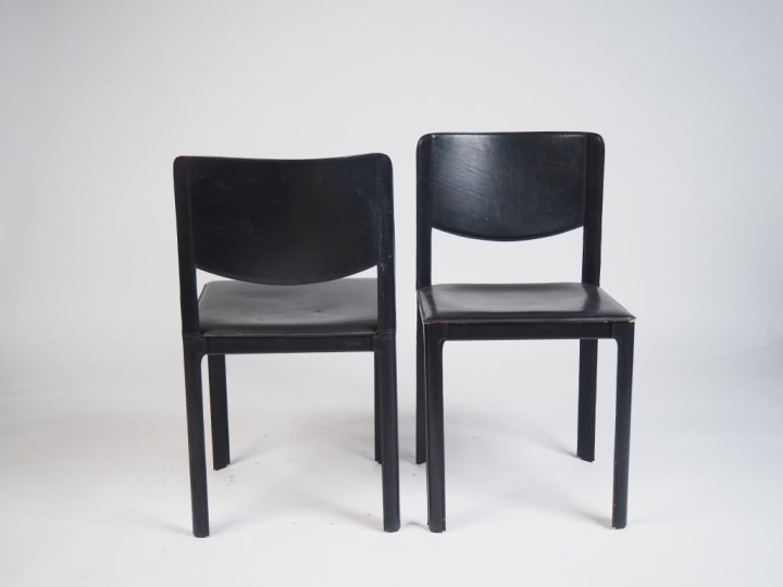 MATTEO GRASSI.  8 chaises en cuir noir. Signées. (accidents)
