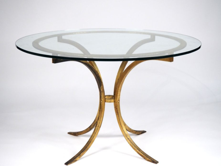 Robert THIBIER.  Table de salle à manger en fer forgé doré, à quatre p
