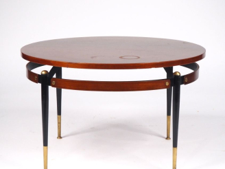 Vente aux enchères Gio PONTI.  Table basse en bois verni, métal laqué noir et laiton, pla