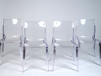 Vente aux enchères Quatre chaises modernes en plexi glass.