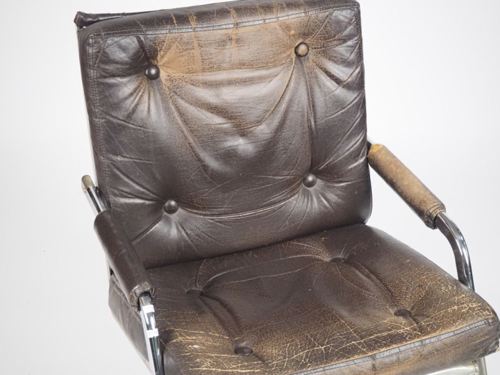 PIERSON. Fauteuildesign en métal chromé et cuir capitonné (usé), dossi