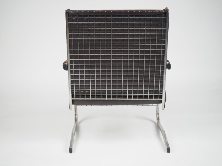 PIERSON. Fauteuildesign en métal chromé et cuir capitonné (usé), dossi