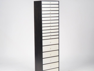 Vente aux enchères Meuble de rangement Design, en bois laqué gris et noir ouvrant à 18 ti