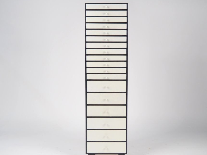 Meuble de rangement Design, en bois laqué gris et noir ouvrant à 18 ti