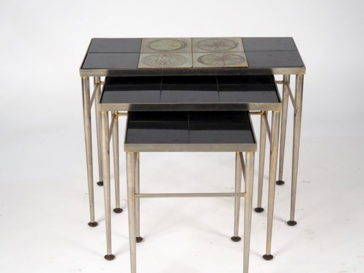 Suite de trois tables gigognes années 70 en métal chromé et plateau de