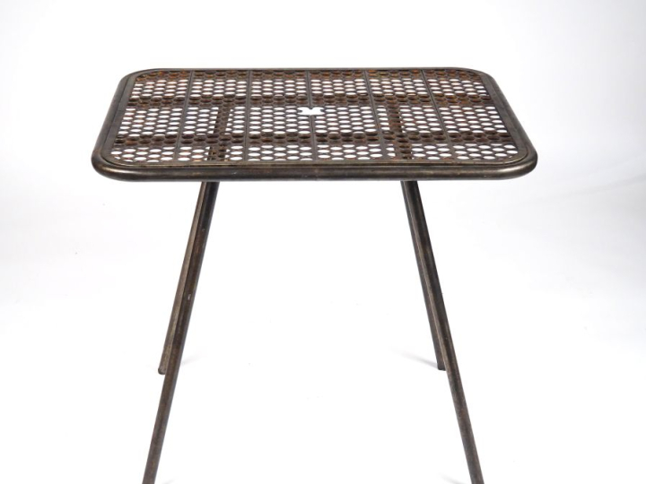 Table à écrire moderniste en métal tubulaire, plateau ajouré.  Dim. 72