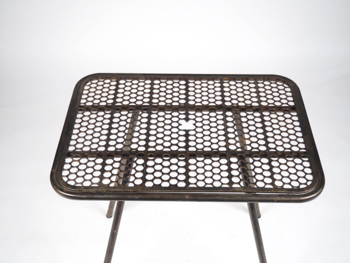 Table à écrire moderniste en métal tubulaire, plateau ajouré.  Dim. 72