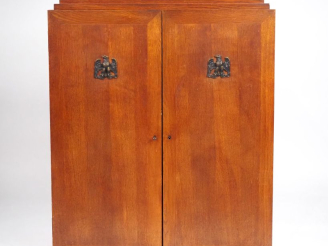Vente aux enchères Bahut de style Art Déco en bois et bois de placage, à décor d'aigles e