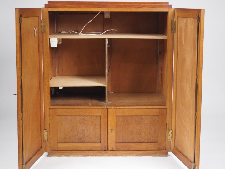 Bahut de style Art Déco en bois et bois de placage, à décor d'aigles e