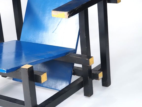 Gerrit RIETVELD. (d'après) Paire de fauteuils Design en bois laqué jau