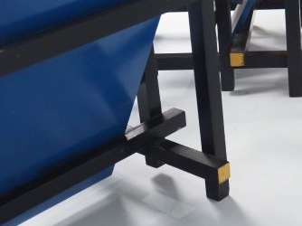 Gerrit RIETVELD. (d'après) Paire de fauteuils Design en bois laqué jau