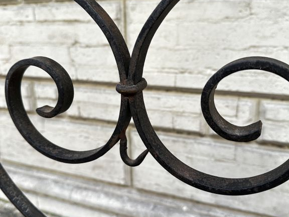Grille en fer forgé porte-plantes à décor de rinceaux. Dim. 186 x 110 