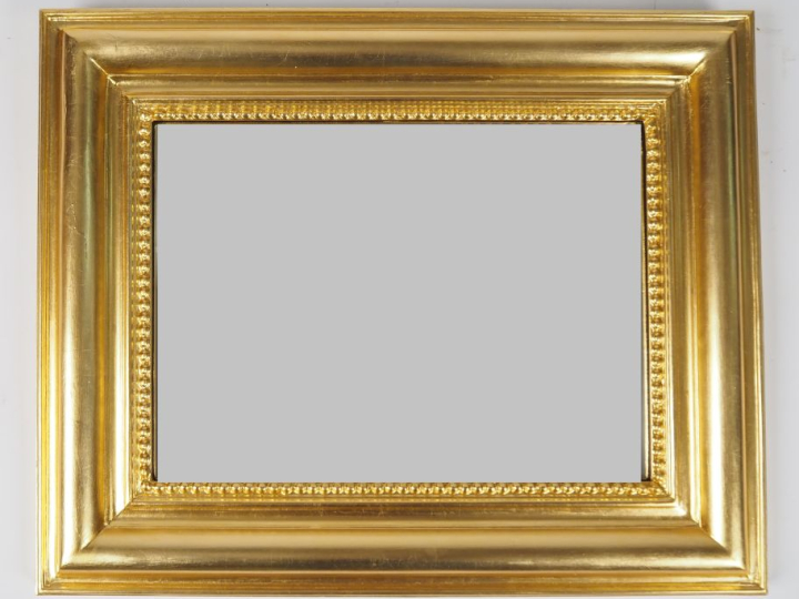 Miroir de style Louis-Philippe, cadre doré. Dim. 55 x 68 cm (chocs)