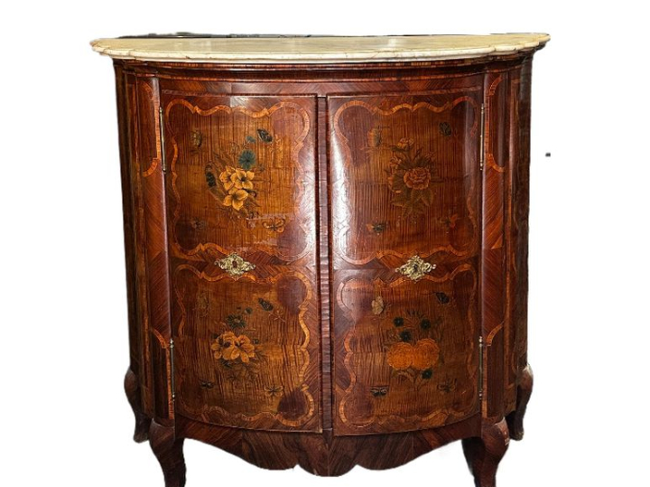 Buffet bas de style Louis XV en marqueterie, à décor de fleurs et de p