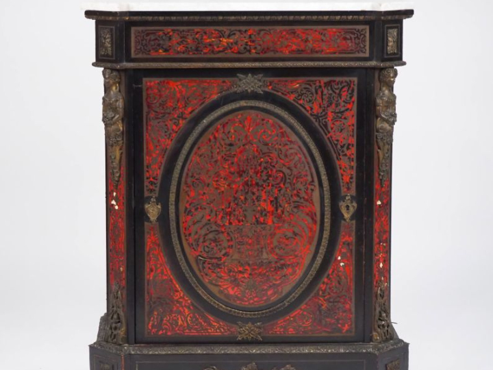 Meuble d'appui Napoléon III en marqueterie Boulle, à décor de jeunes f