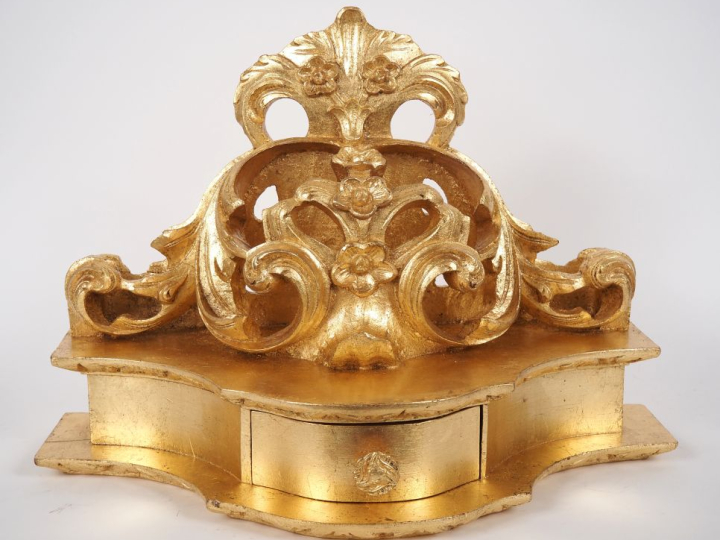 Console d'applique de style Louis XV en bois sculpté et doré ouvrant à
