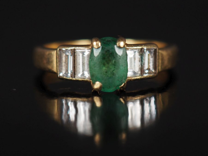 Bague de style Art déco en or jaune 750, sertie en son centre d'une ém