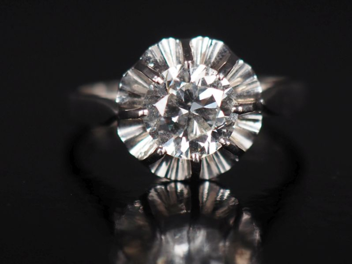 Bague de forme solitaire en platine et or blanc 750, sertie en son cen