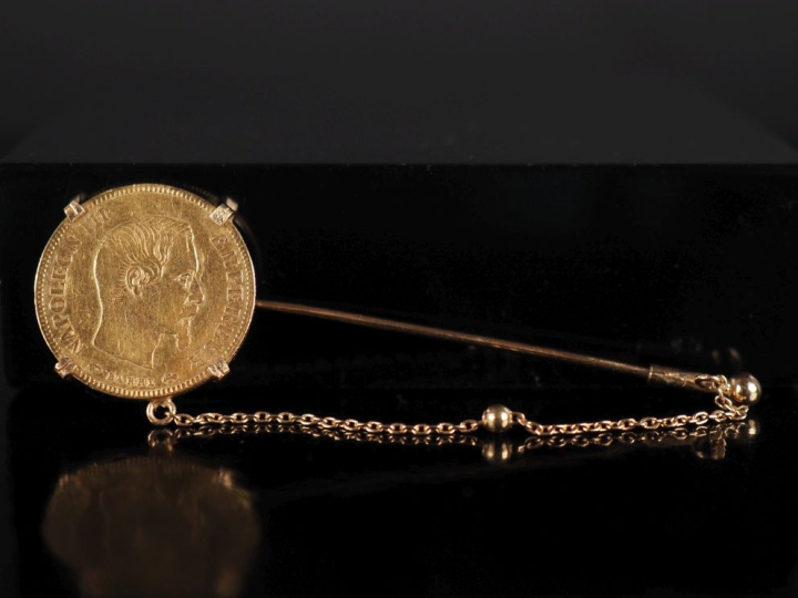 Broche en or jaune 750, ornée d'une pièce de 10 Francs or, 1855-A. Lon