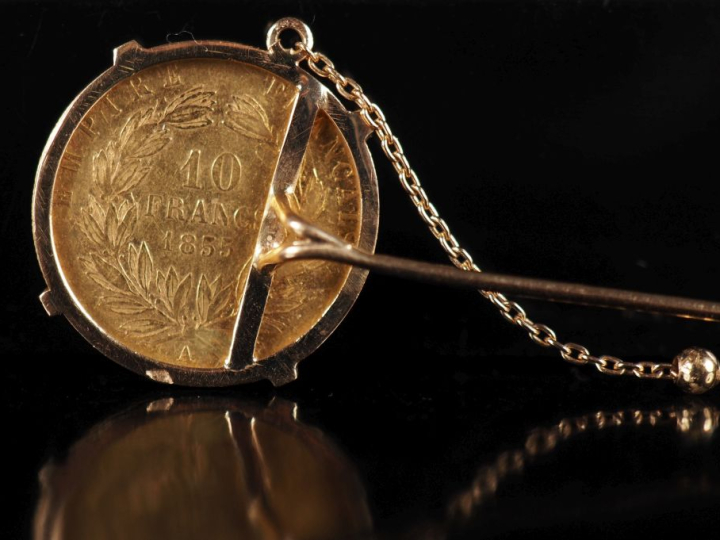Broche en or jaune 750, ornée d'une pièce de 10 Francs or, 1855-A. Lon