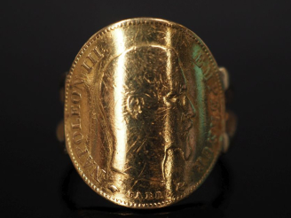 Vente aux enchères Bague en or jaune 750, sertie en son centre d'une pièce de 10 Francs o