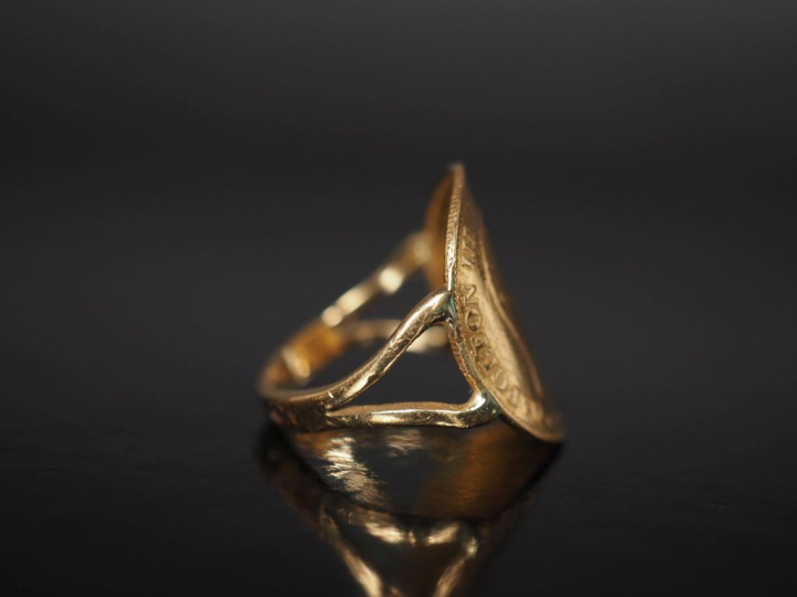 Bague en or jaune 750, sertie en son centre d'une pièce de 10 Francs o