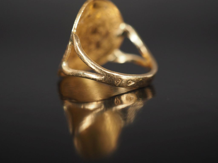 Bague en or jaune 750, sertie en son centre d'une pièce de 10 Francs o