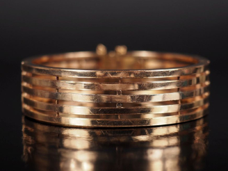 Vente aux enchères Bracelet jonc ajouré en or jaune 750.  Chainette de sécurité. Larg. 1,