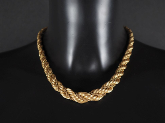 Vente aux enchères Ravissant collier en or jaune 750, maille tressée et torsadée en chute