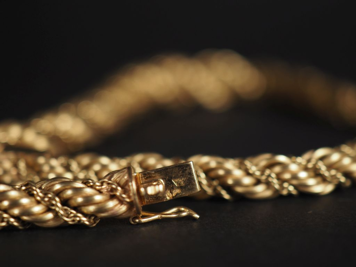 Ravissant collier en or jaune 750, maille tressée et torsadée en chute