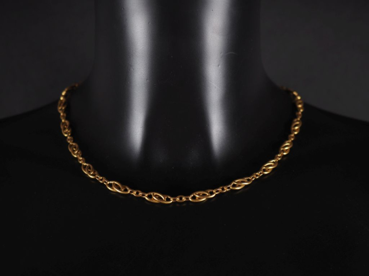 Collier souple en or jaune 750, maille entrelacée et ajourée.  Long. 4