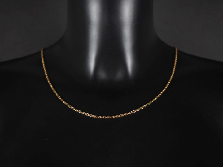 Chaine en or jaune 750, maille fantaisie entrelacée.  Long. 58 cm Poid
