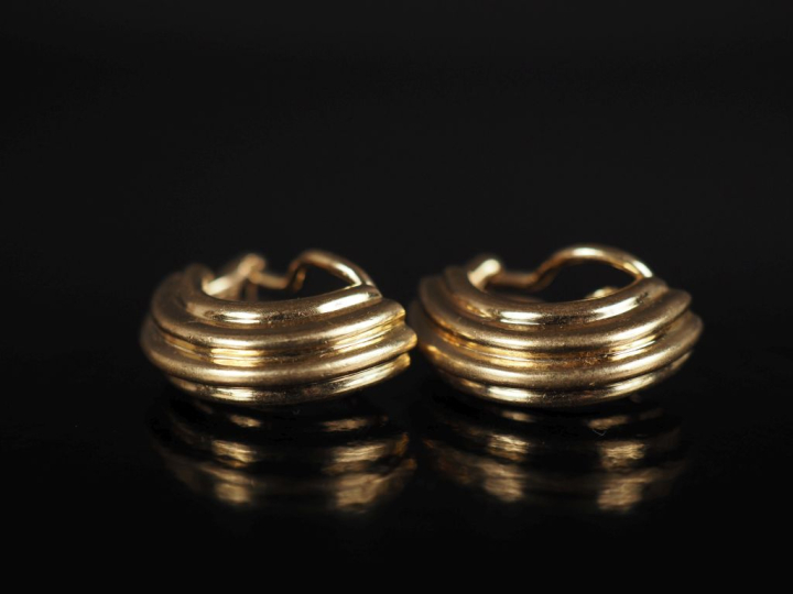 Paire de clips d'oreilles en or jaune 750 en forme de demi créoles, à 